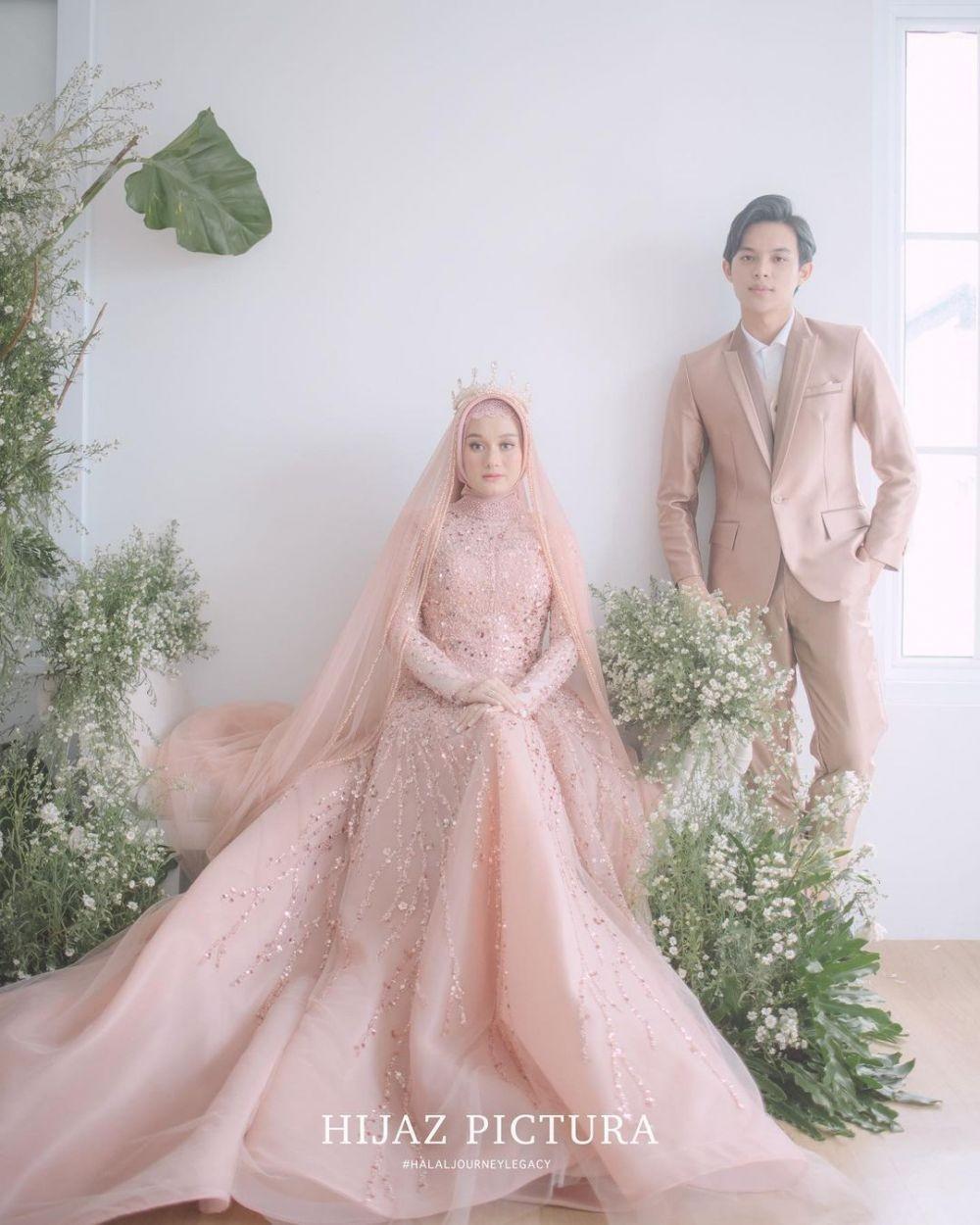 12 Dress Hijab untuk Resepsi Look Pengantin yang Megah