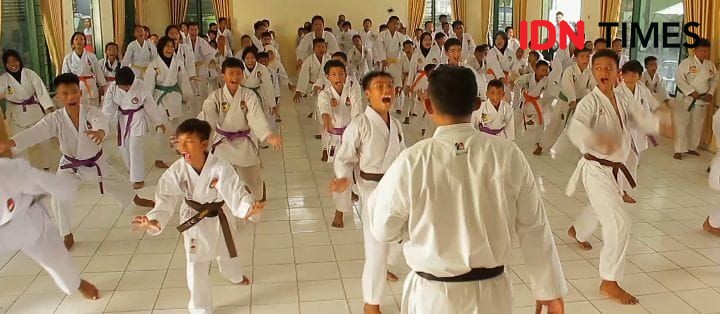 Sertu Betah Coba Ubah Perilaku Anak Pecandu Gadget dengan Karate