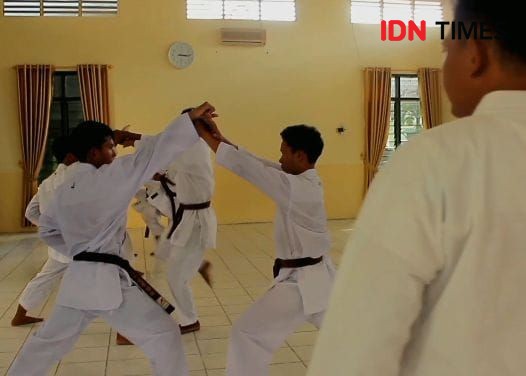 Sertu Betah Coba Ubah Perilaku Anak Pecandu Gadget dengan Karate