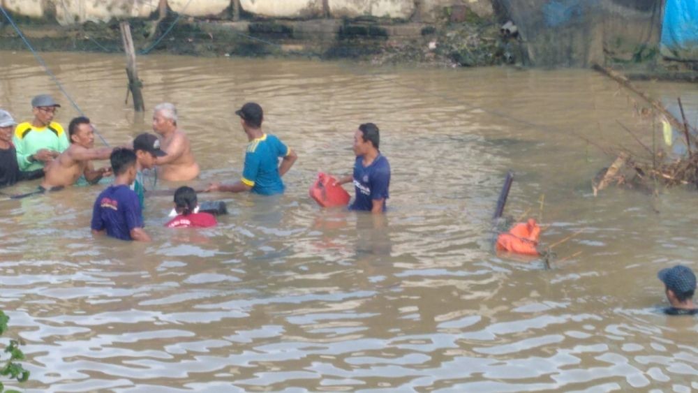 Perahu Nelayan Lamongan Rusak Diterjang Banjir Bandang