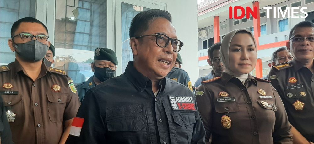 KLHK Serahkan 57 Kontainer Kayu Merbau Ilegal ke Kejaksaan Makassar