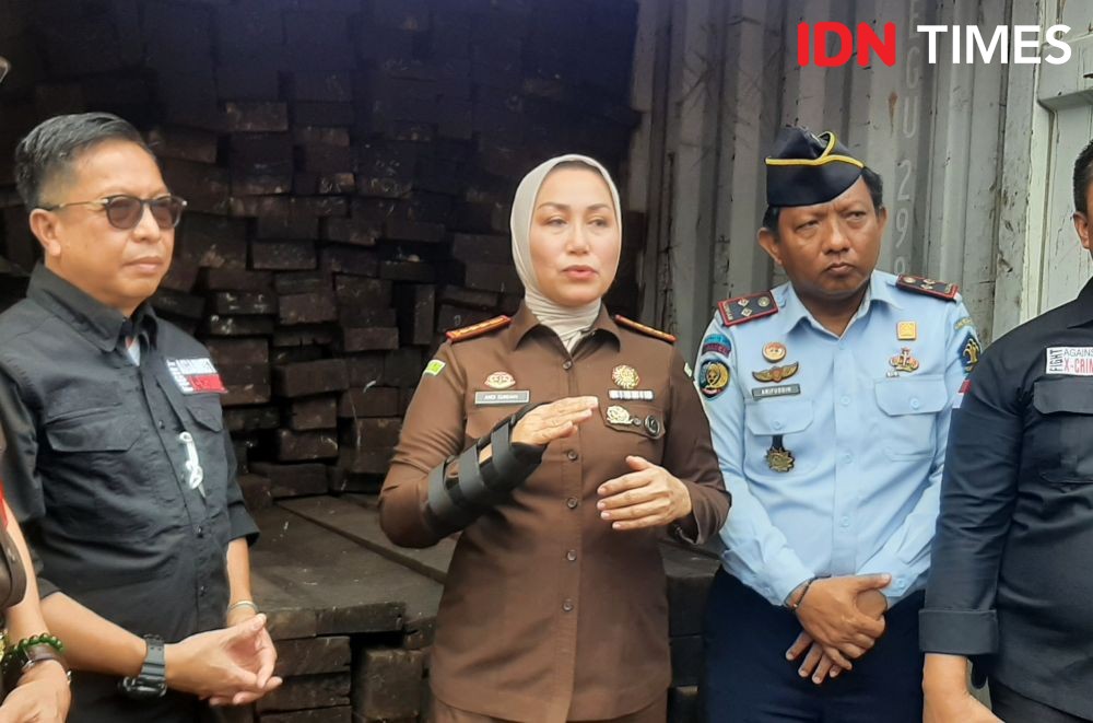 KLHK Serahkan 57 Kontainer Kayu Merbau Ilegal ke Kejaksaan Makassar