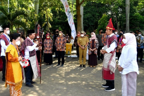 Foto Jokowi Pakai Baju Adat Batak Toba Hadiri Peringatan Hari Keluarga