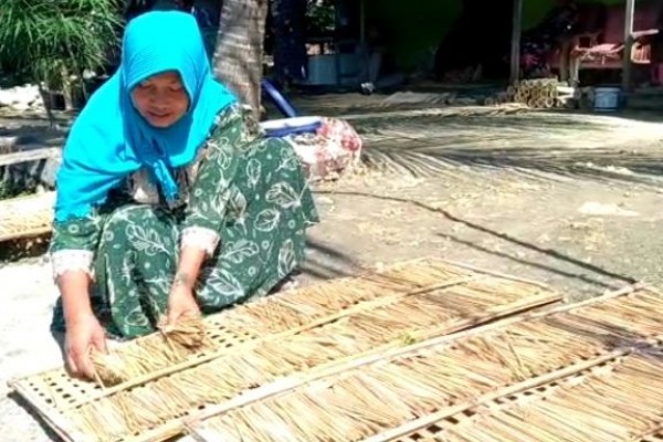Berkah Idul Adha, Pengrajin Tusuk Sate di Tuban Banjir Orderan