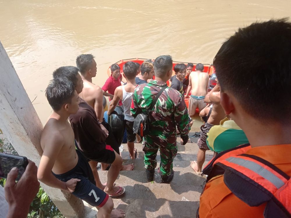 Mendadak Pusing, Nopi Jatuh ke Sungai dan Hilang 