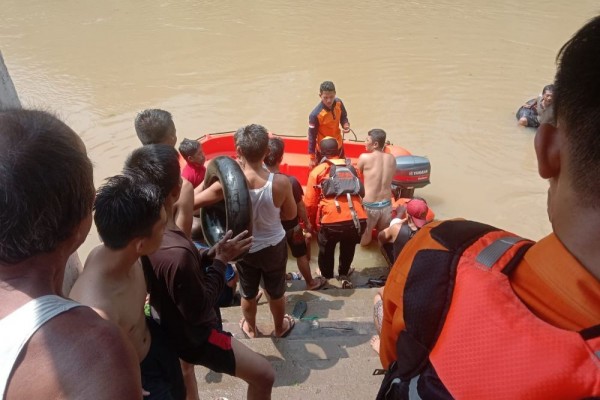 Mendadak Pusing, Nopi Jatuh ke Sungai dan Hilang