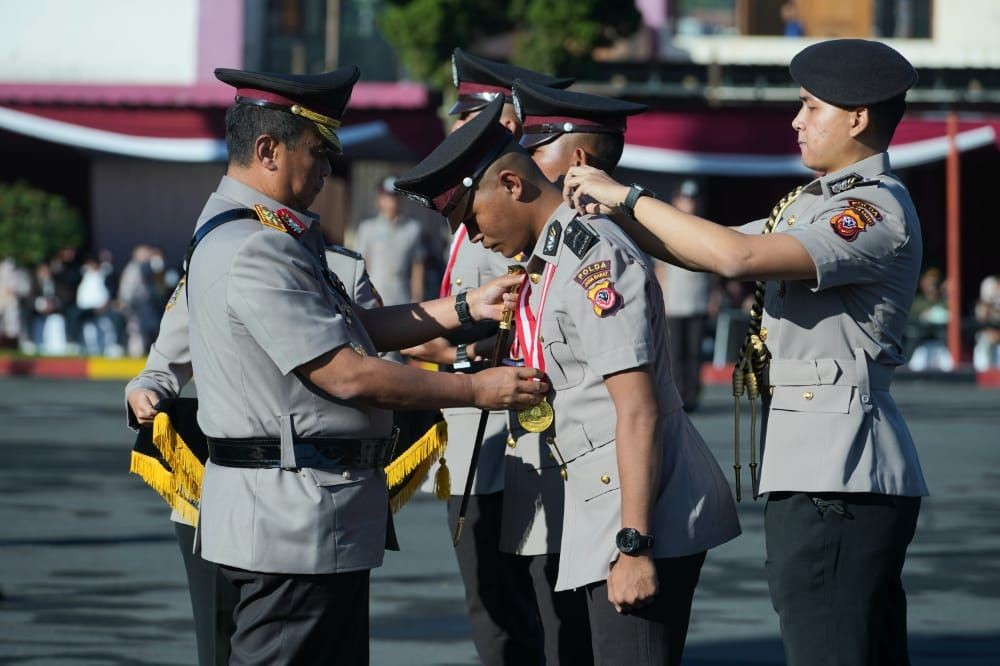 Viral! Polisi Cium Kaki Ayahnya Seorang Supir Angkot saat Pelantikan