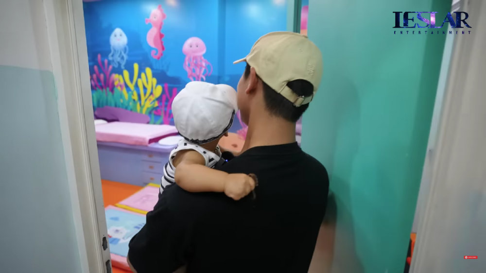 potret baby Leslar saat spa (dok.YouTube/Leslar Entertainment)