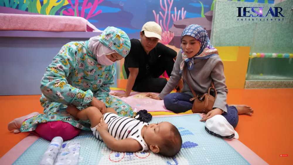 potret baby Leslar saat spa (dok.YouTube/Leslar Entertainment)