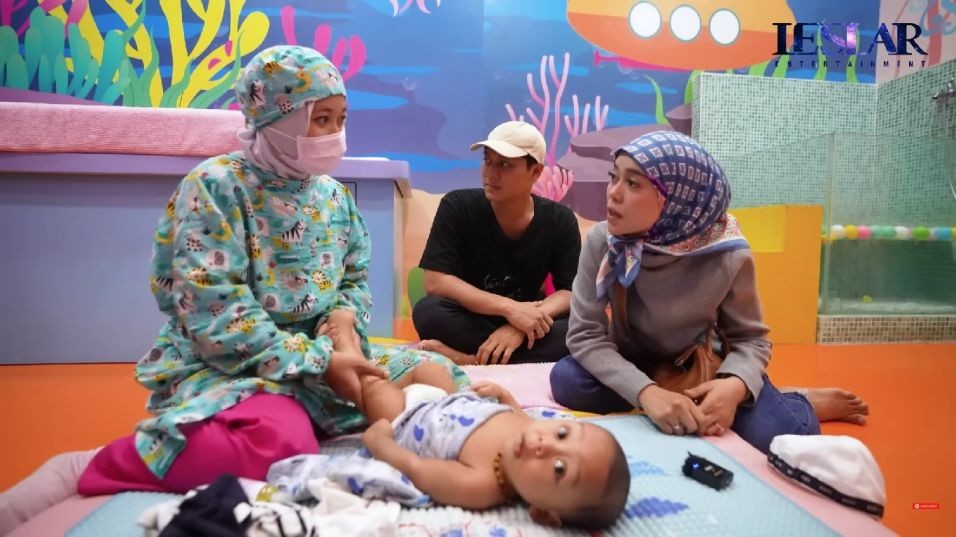 potret baby Leslar saat spa (dok.YouTube/Leslar Entertainment)
