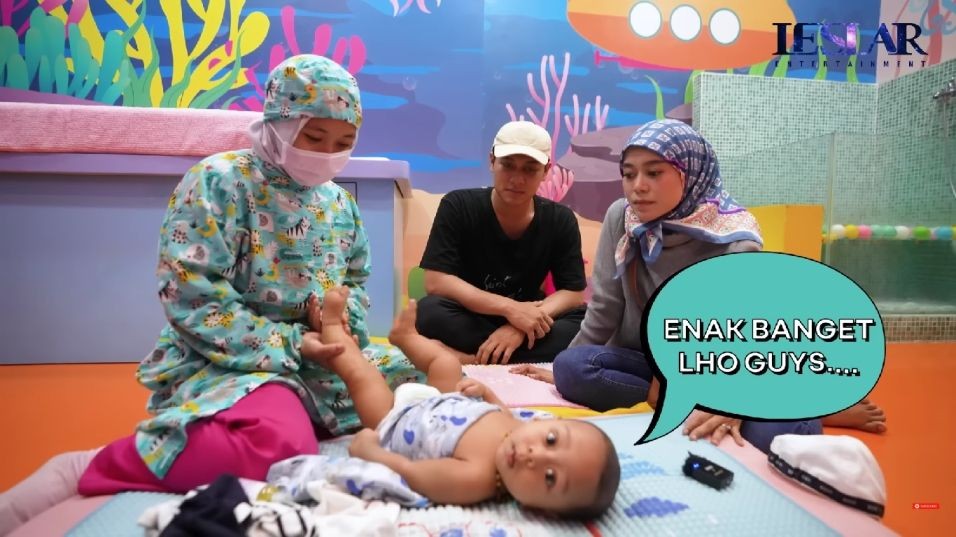 potret baby Leslar saat spa (dok.YouTube/Leslar Entertainment)