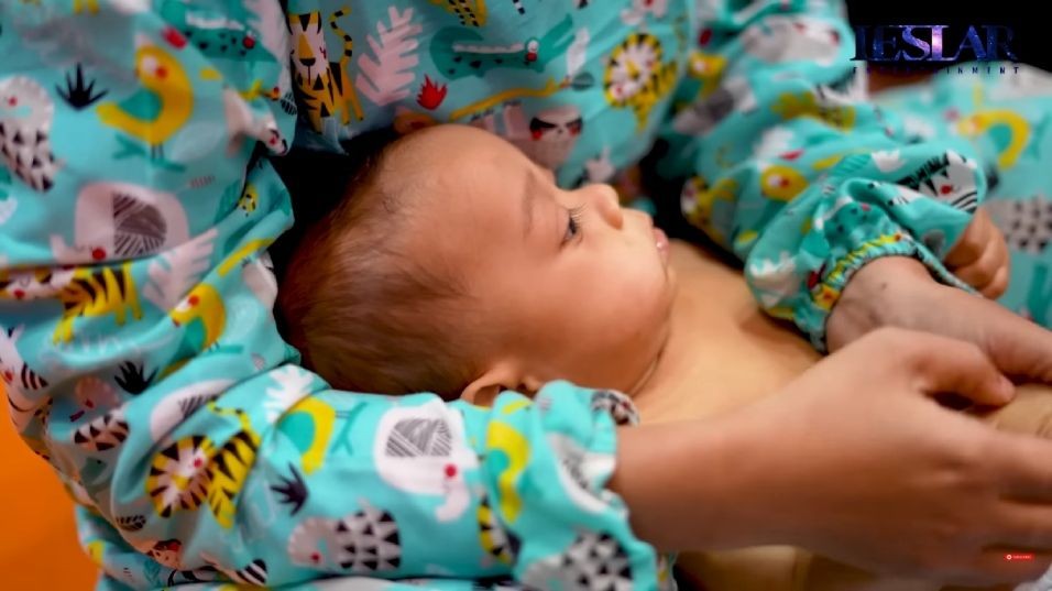 potret baby Leslar saat spa (dok.YouTube/Leslar Entertainment)