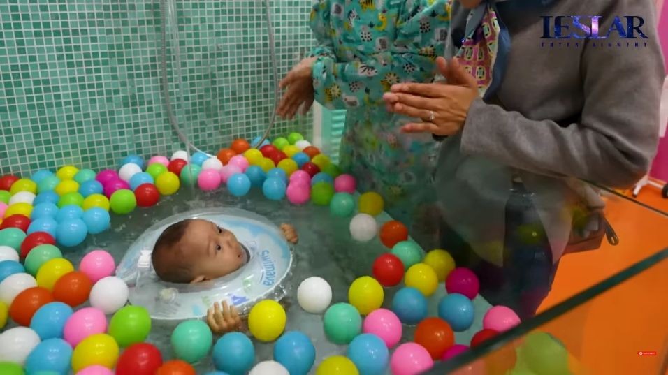 potret baby Leslar saat spa (dok.YouTube/Leslar Entertainment)