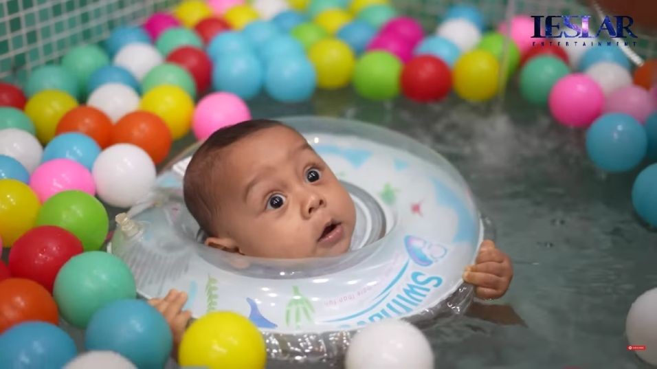 potret baby Leslar saat spa (dok.YouTube/Leslar Entertainment)