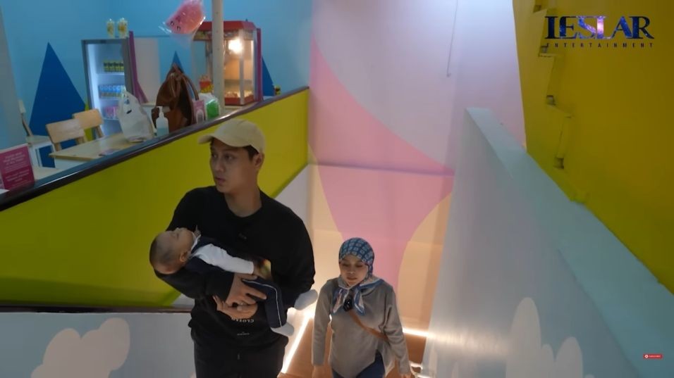 potret baby Leslar saat spa (dok.YouTube/Leslar Entertainment)