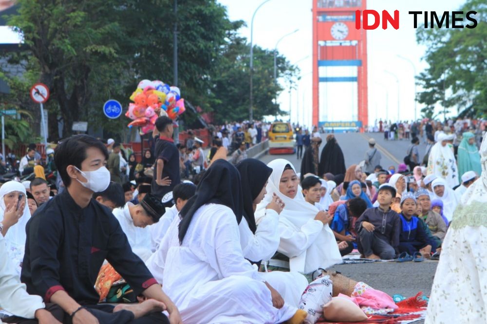 Jembatan Ampera Palembang Ramai, Ribuan Warga Salat Idul Adha