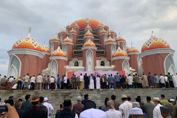 Warga Khusyuk Ibadah Salat Idul Adha di Masjid 99 Kubah Makassar