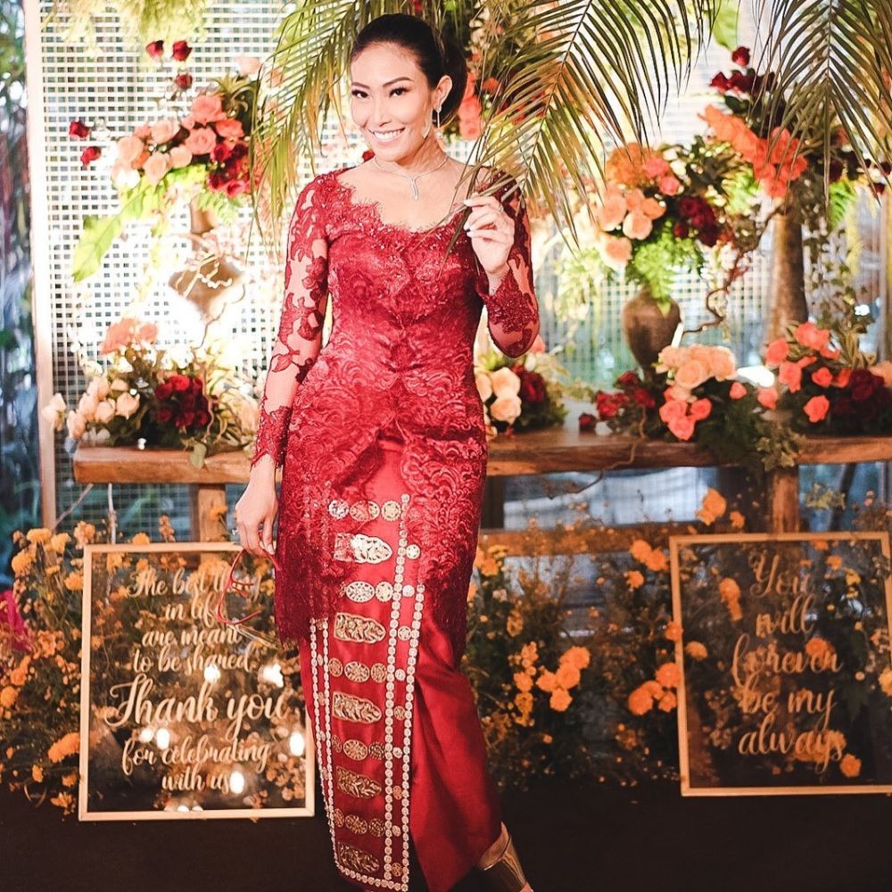 9 Inspirasi Kebaya Brokat Merah untuk Kondangan, Auto Merona
