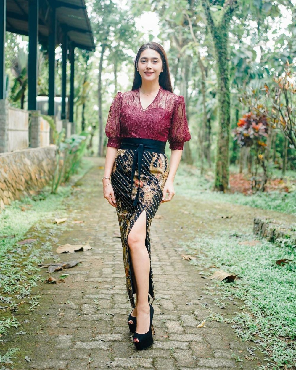 9 Inspirasi Kebaya Brokat Merah untuk Kondangan, Auto Merona