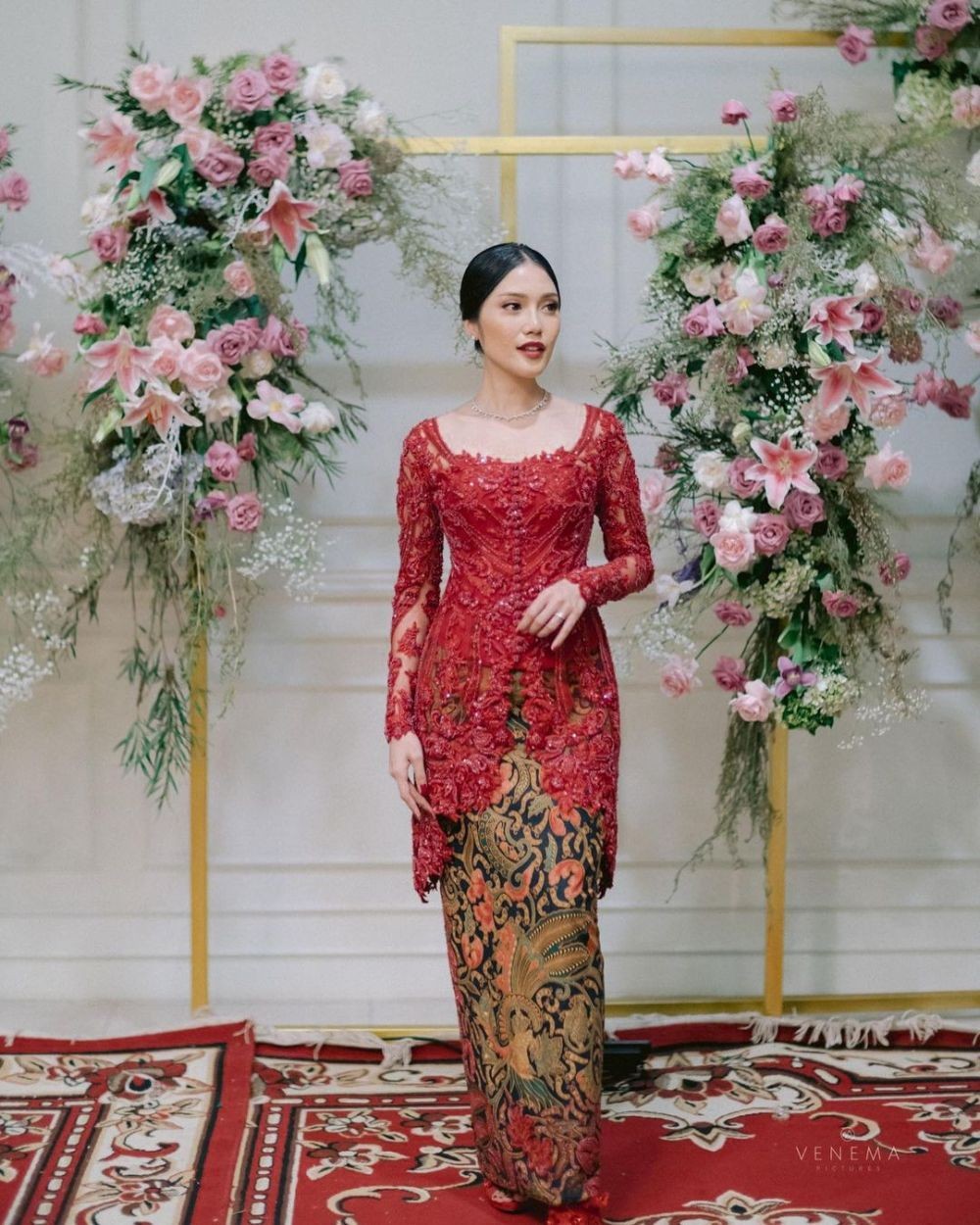 9 Inspirasi Kebaya Brokat Merah untuk Kondangan, Auto Merona