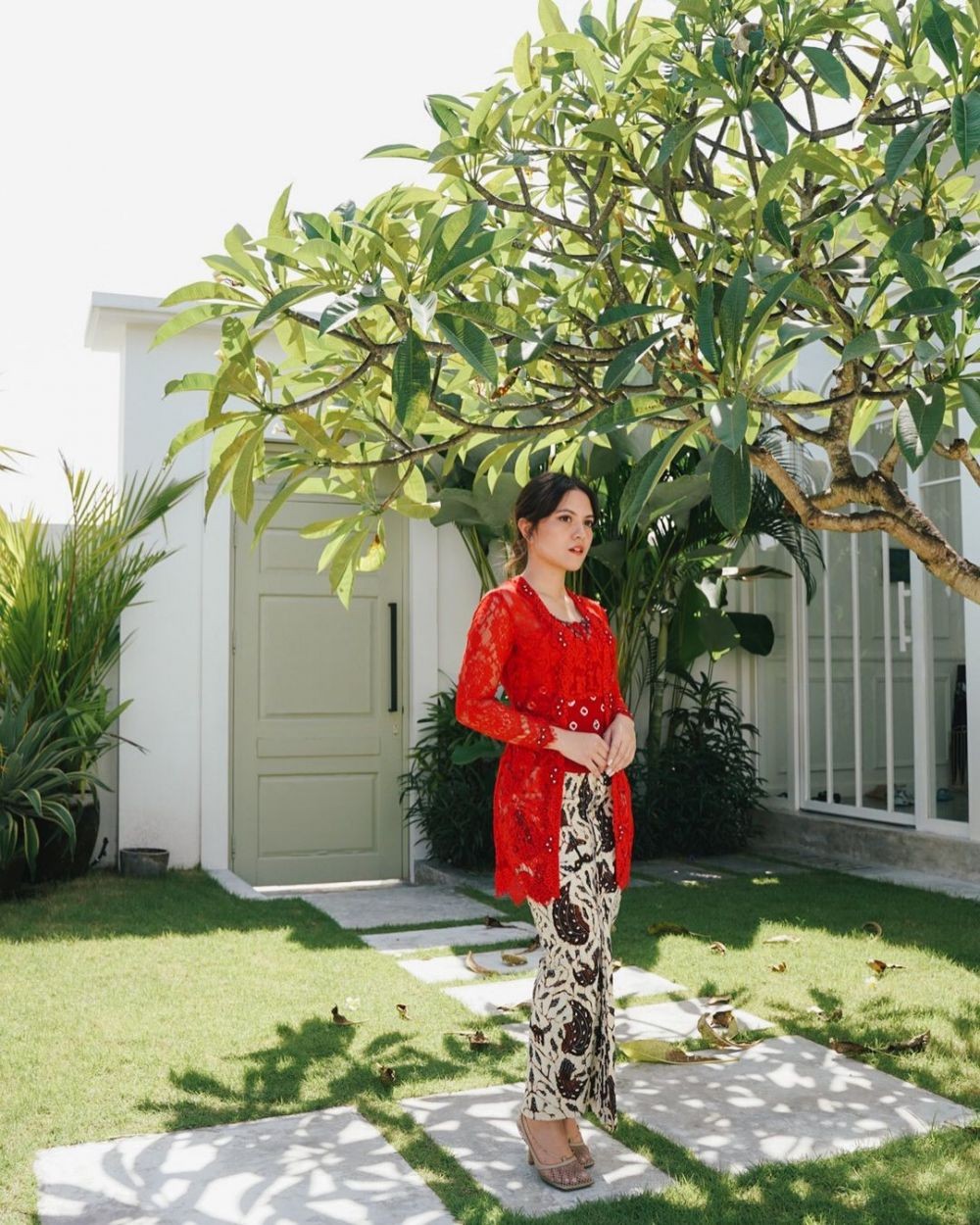 9 Inspirasi Kebaya Brokat Merah untuk Kondangan, Auto Merona