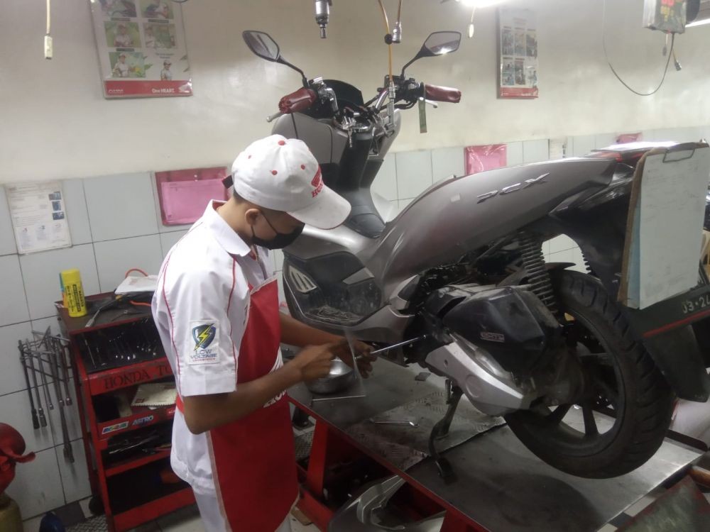 4 Dampak Negatif Jika Telat Ganti Oli Motor Kamu