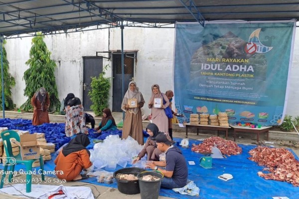 Unik, Pembagian Daging Kurban di Masjid Medan Tuntungan Pakai Daun