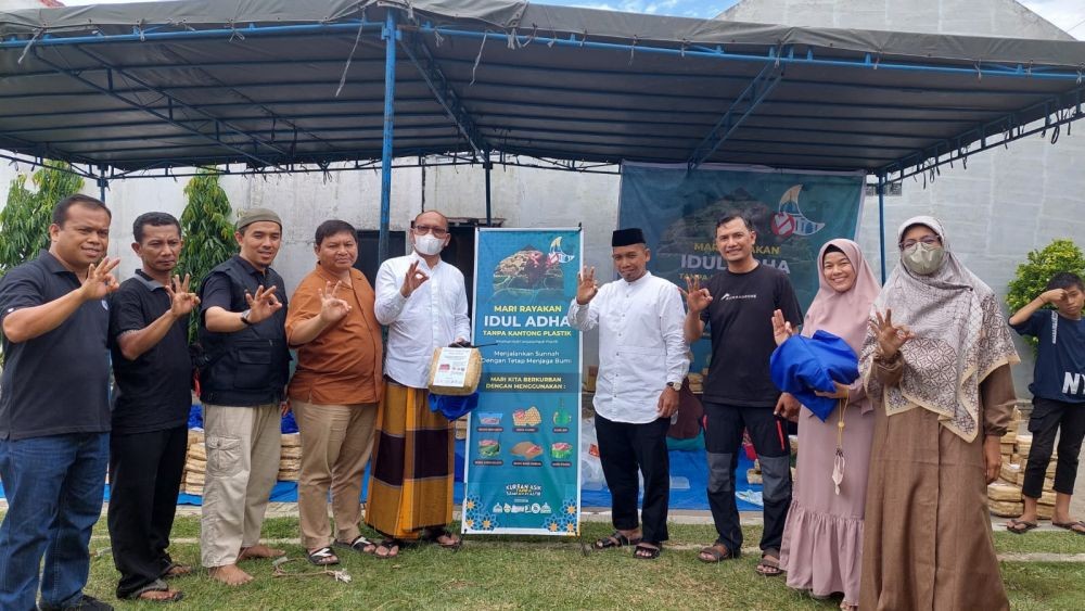 Unik, Pembagian Daging Kurban di Masjid Medan Tuntungan Pakai Daun
