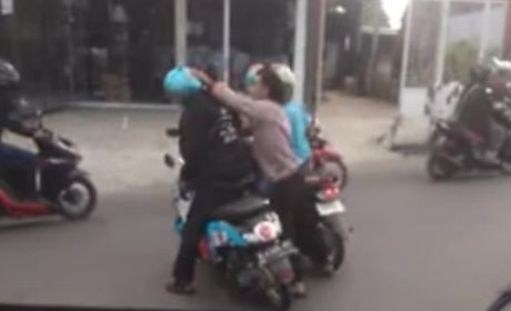 Video 2 Pria Mabuk di Tuban Aniaya Pengendara Motor Viral di Medsos