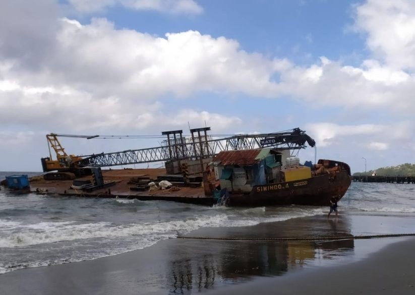 Dua Kapal Kandas di Tanah Ampo, Angkut Alat Berat Proyek Pertamina