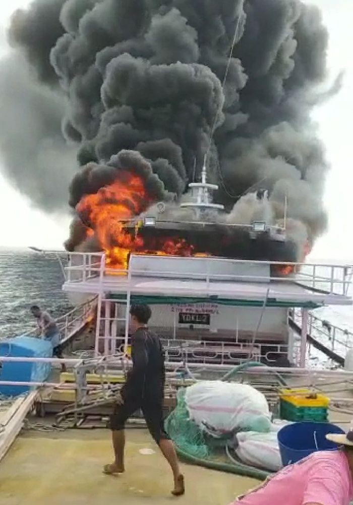 Kapal Bawa 25 ABK Terbakar di Perairan Paiton Probolinggo