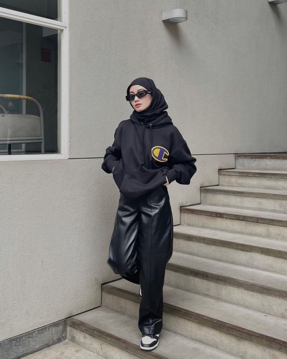 Ide OOTD Hijab Street Style Serba Hitam, Pesona Cewek Mamba