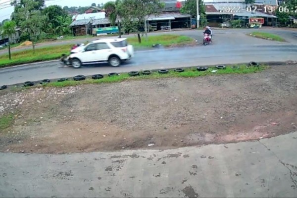 Mobil Terios Melaju Kencang Tabrak Pengendara Motor di Palembang