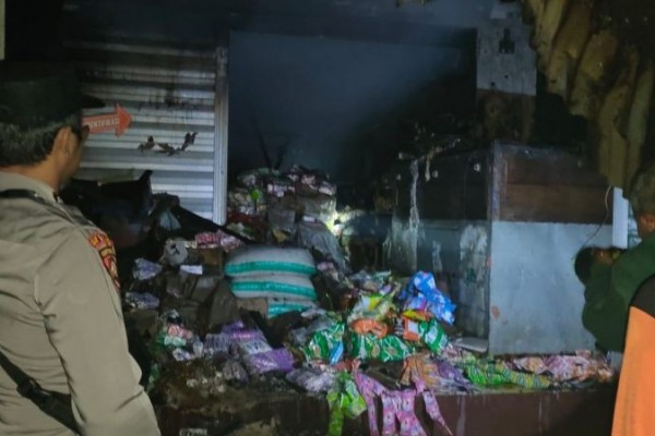Kebakaran di Pasar Pagesangan Mataram, 4 Toko Ludes Terbakar