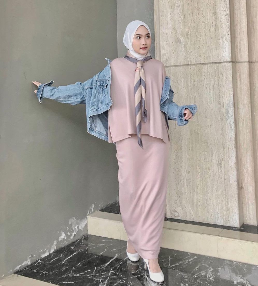 10 Ide OOTD Hijab Dengan Neck Scarf, Gaya Jadi Lebih Modis