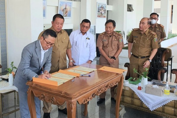 Dies Natalis Emas, Rektor UBL Serahkan Aplikasi KPB ke Gubernur Arinal
