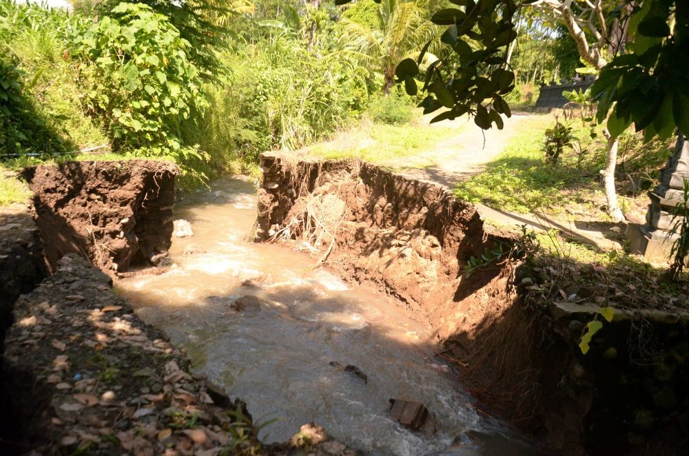 Jalan ke Kuburan Putus, Warga Klungkung Akan Buat Jembatan Darurat