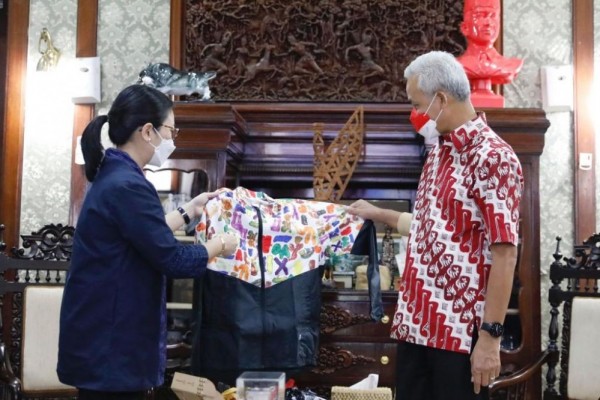 Ganjar Pranowo Kepincut Keunikan Kaos Zoleka, Ternyata Karya Para Difabel