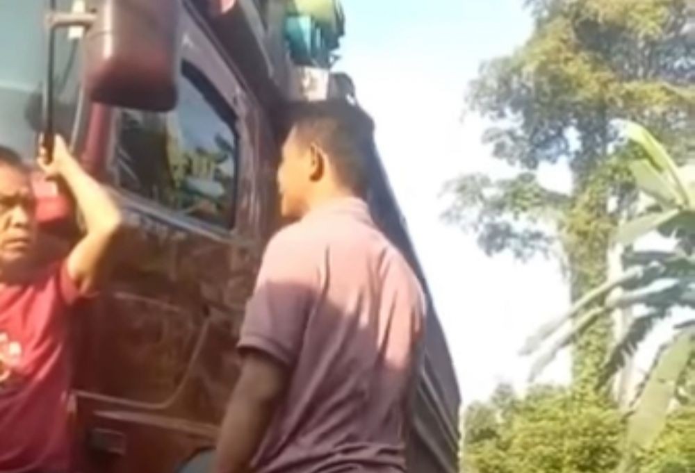Polisi Jemput Preman yang Viral Palak Sopir Truk Mogok di Jalinteng