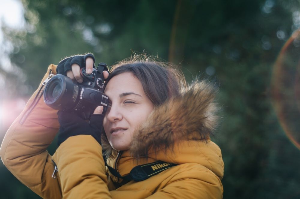 Фотограф лиц. Человек с фотоаппаратом селфи. Nikon селфи. Человек камера образ. Лицо фотографа.