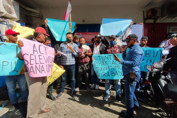 Sejumlah Massa Segel Kantor ACT Jatim