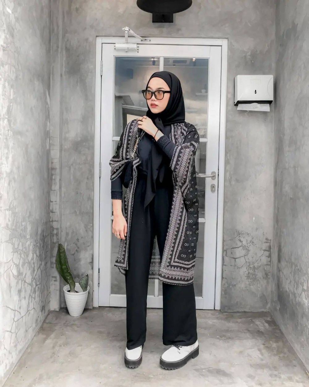 10 Ide Padu Padan Scarf Outer untuk Hijaber Modis