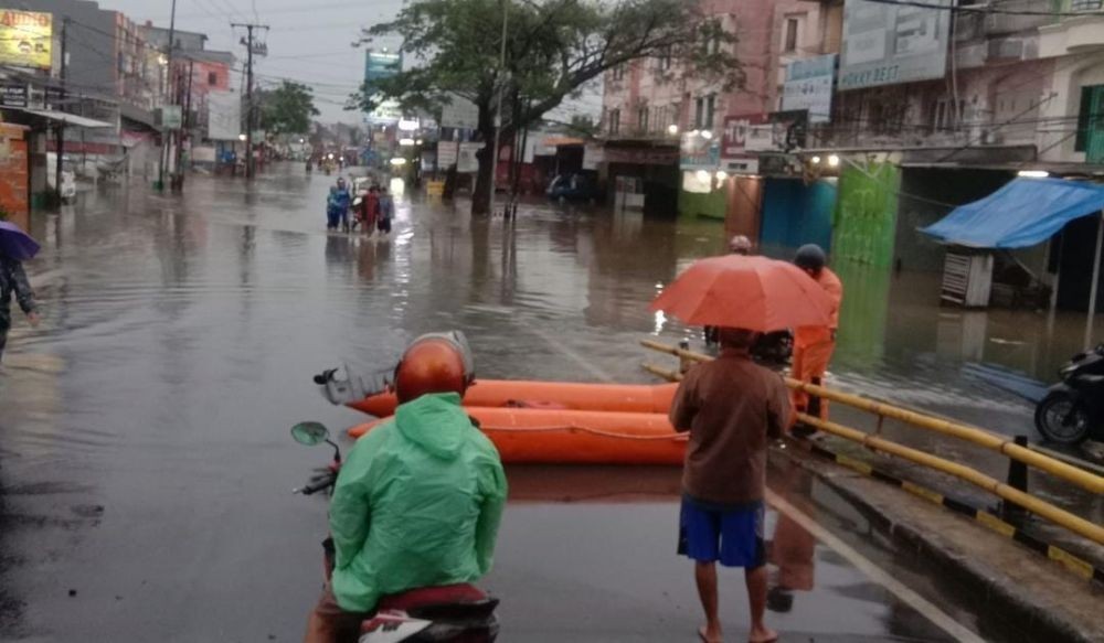 Dikepung Banjir 1,5 Meter, Ibu Hamil di Ciledug Dievakuasi Petugas
