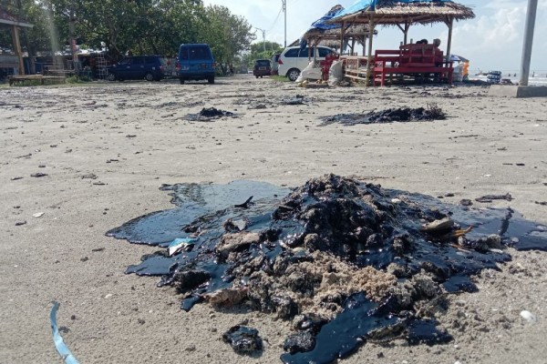 Limbah Hitam Bak Aspal Kembali Mencemari Pesisir Lampung Timur