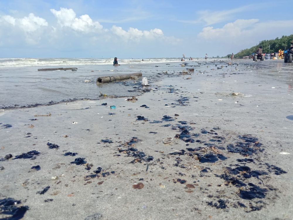 Limbah Hitam Bak Aspal Kembali Mencemari Pesisir Lampung Timur