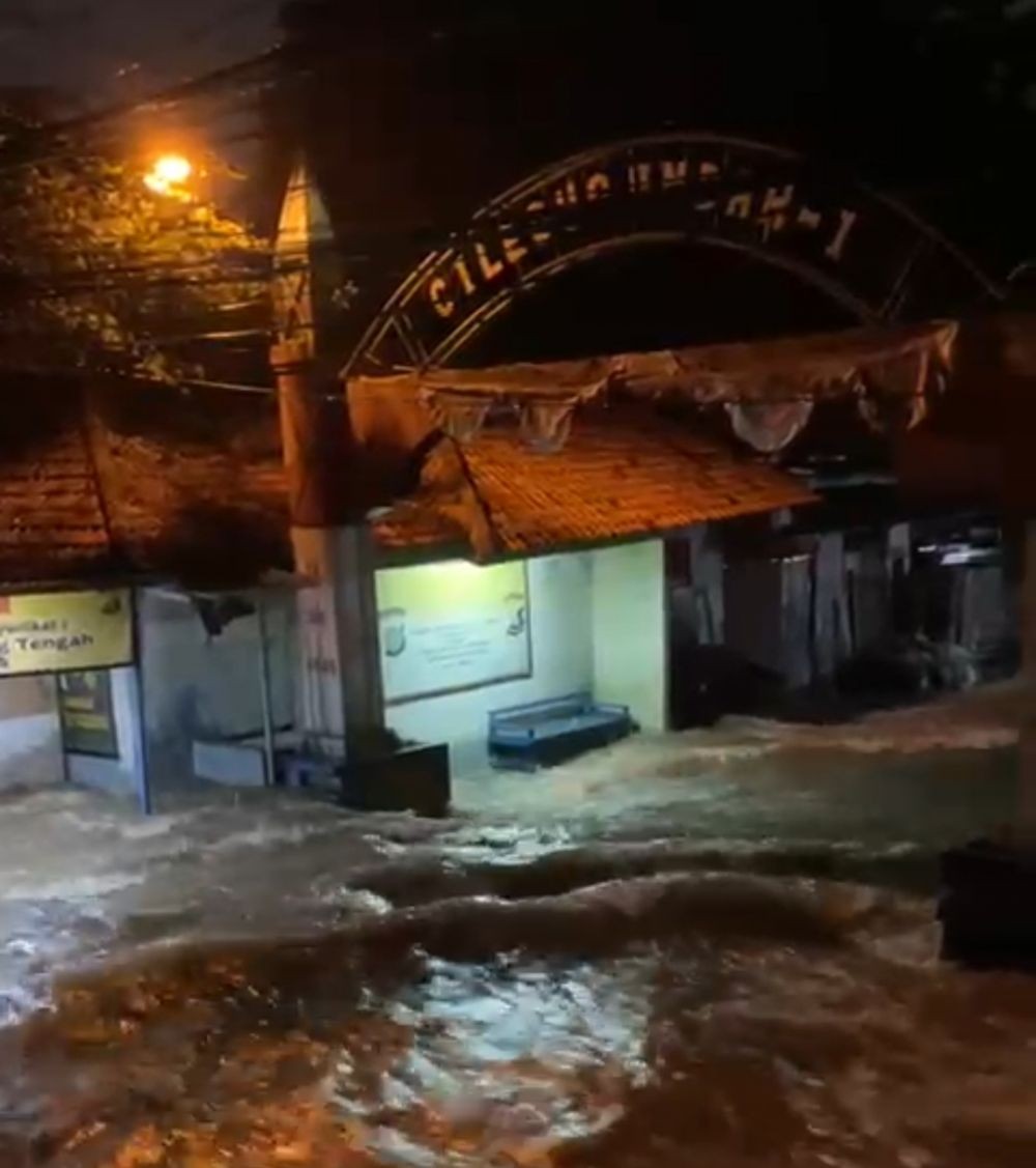 Dikepung Banjir 1,5 Meter, Ibu Hamil di Ciledug Dievakuasi Petugas