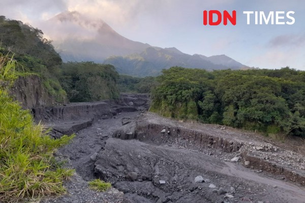 Banjir Lahar Hujan, Jalan Truk Pengangkut Pasir Merapi Terputus