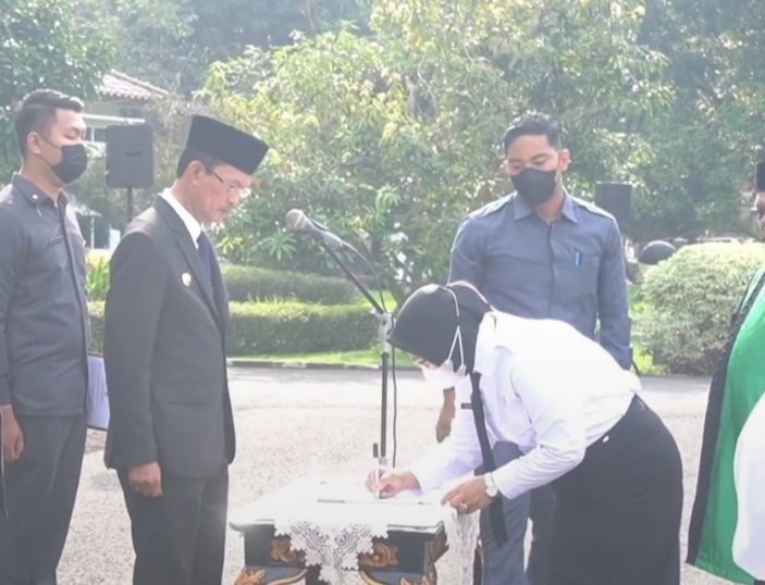 Penantian 30 Tahun Enna Sebagai Guru Honorer di Palembang