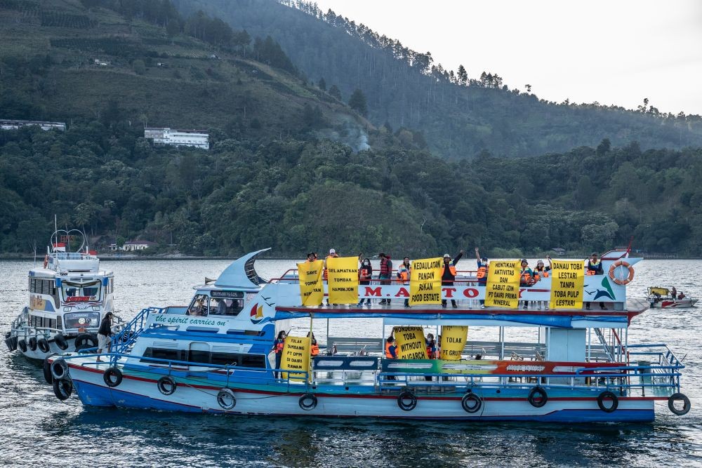 W-20, Greenpeace dan Masyarakat Bentang Poster Kritik di Danau Toba