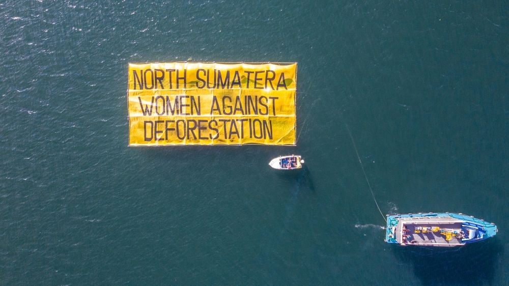 W-20, Greenpeace dan Masyarakat Bentang Poster Kritik di Danau Toba